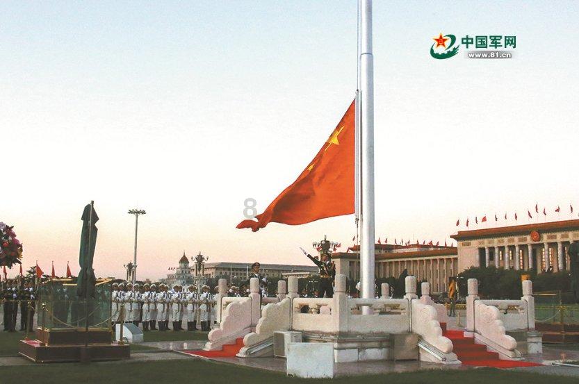 布莱德利·库珀公开恋情,和吉吉浪漫牵手,气场走出十丈风